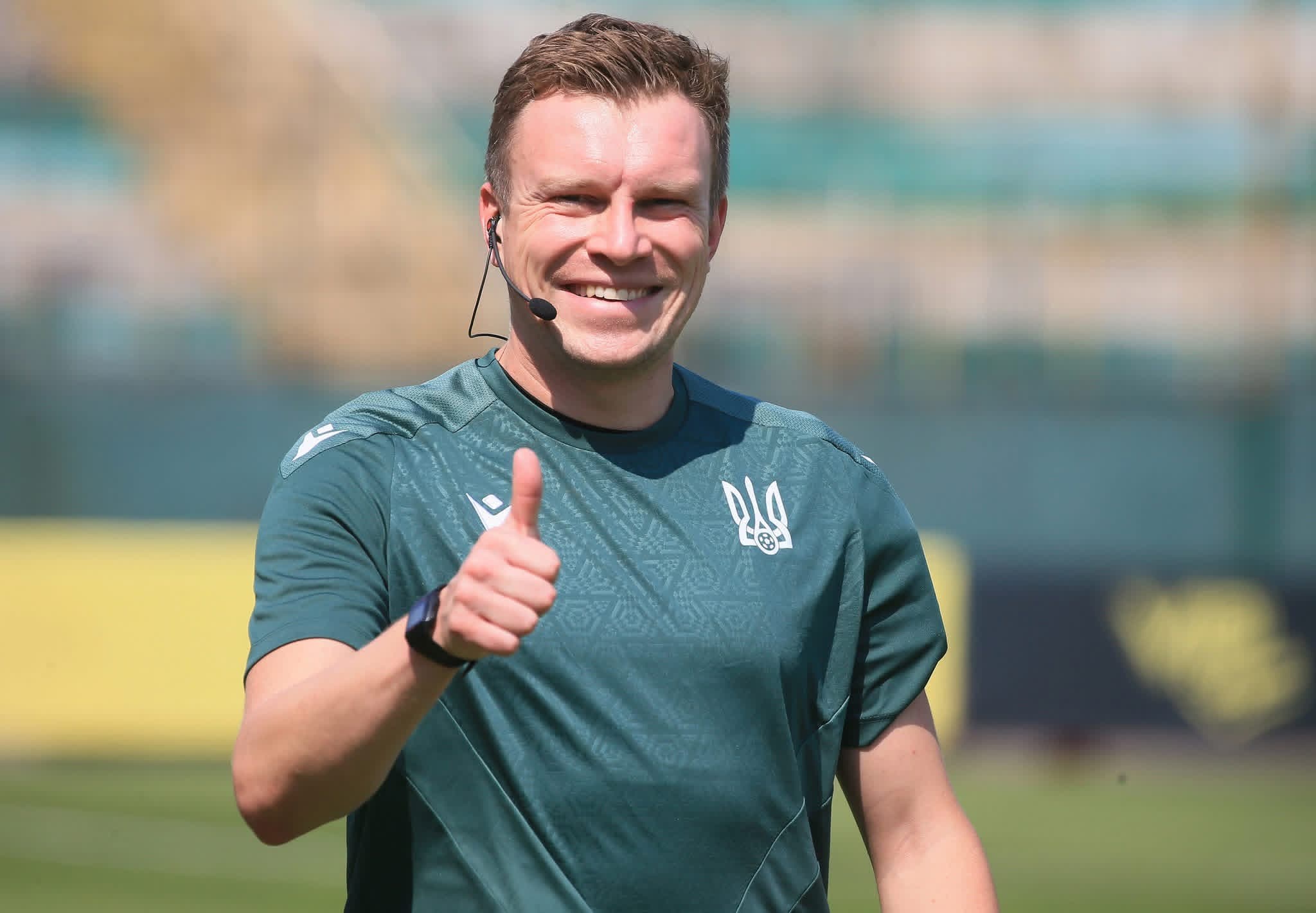 Referee Oleksandr Kalonov giving a thumbs-up in the green UAF kit before Bukovyna vs LNZ.